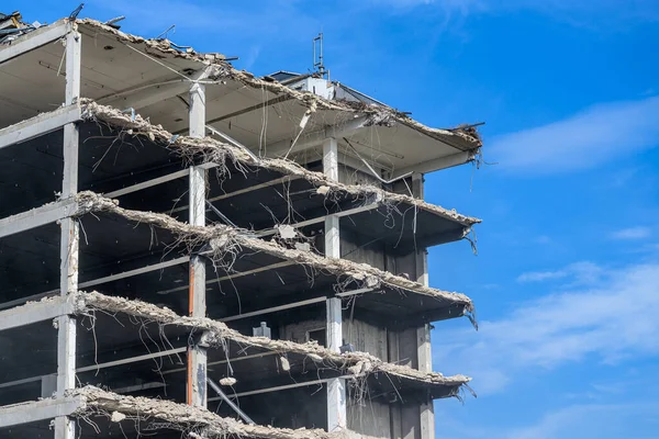 Excavadora del sitio de demolición de la casa de construcción con máquina trituradora hidráulica y contenedor amarillo — Foto de Stock