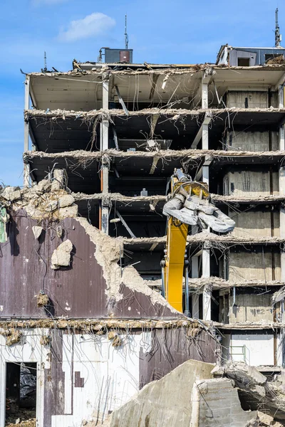 Byggnad Husförstörelse Rivningsplats Grävmaskin med hydraulisk kross maskin ruin hus — Stockfoto