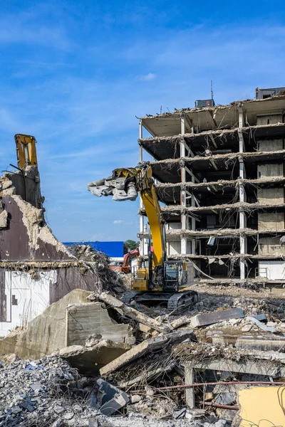 Stavební dům Demoliční místo Bagr s hydraulickým lisovacím strojem a žlutým kontejnerem — Stock fotografie