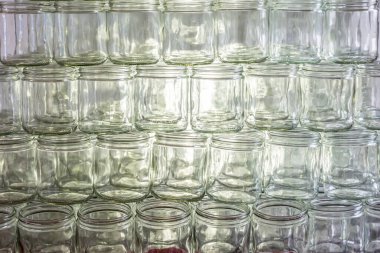 Birçok cam kavanoz reçel için boş gözlük sırası kapak kapakları soyut arkaplan bokeh