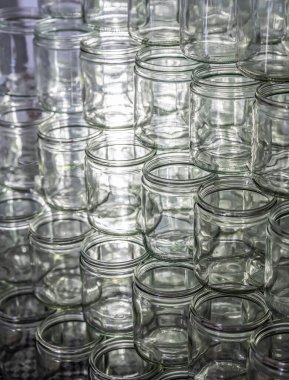 Birçok cam kavanoz reçel için boş gözlük sırası kapak kapakları soyut arkaplan bokeh