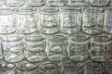 Birçok cam kavanoz reçel için boş gözlük sırası kapak kapakları soyut arkaplan bokeh