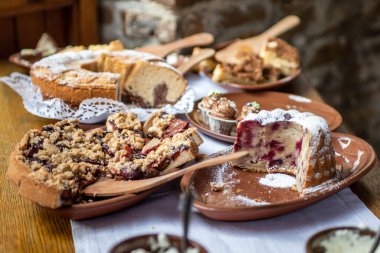 Düğün büfesinde güzel ve lezzetli pastalarla dolu bir masa.