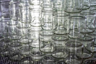 Birçok cam kavanoz reçel için boş gözlük sırası kapak kapakları soyut arkaplan bokeh