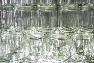 Birçok cam kavanoz reçel için boş gözlük sırası kapak kapakları soyut arkaplan bokeh