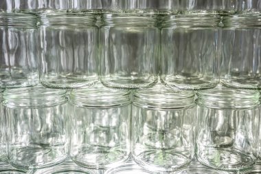 Birçok cam kavanoz reçel için boş gözlük sırası kapak kapakları soyut arkaplan bokeh