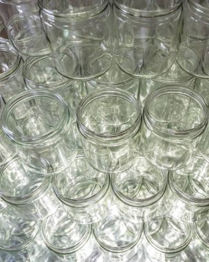 Birçok cam kavanoz reçel için boş gözlük sırası kapak kapakları soyut arkaplan bokeh