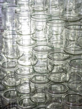 Birçok cam kavanoz reçel için boş gözlük sırası kapak kapakları soyut arkaplan bokeh