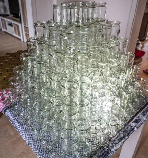 许多玻璃瓶空玻璃杯一排装果酱蜂蜜，瓶盖为抽象式背景瓶 — 图库照片
