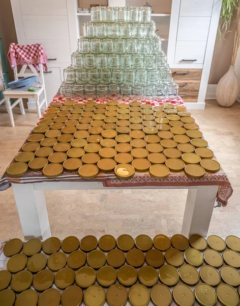 Muitos frasco de vidro vazio óculos linha para mel de geléia com tampas abstrato fundo bokeh — Fotografia de Stock