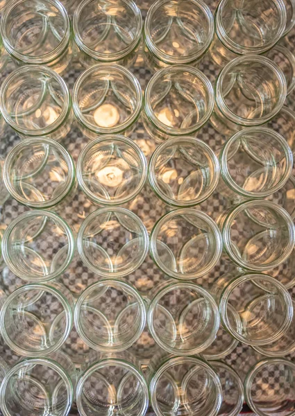 Många glasburk tomma glas rad för sylt honung med lock mössor abstrakt bakgrund bokeh — Stockfoto