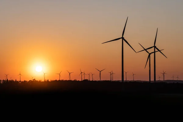 Czarna sylwetka generatora energii turbin wiatrowych na niesamowitym zachodzie słońca na farmie wiatrowej w Niemczech — Zdjęcie stockowe
