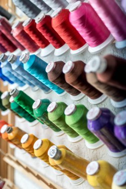 08.07.2018 - Koblenz Almanya - Renkli İplik Dikiş İpliği Örgü, Kumaş ve Tekstil Endüstrisinin Kapanışı