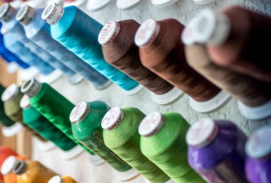 08.07.2018 - Koblenz Almanya - Renkli İplik Dikiş İpliği Örgü, Kumaş ve Tekstil Endüstrisinin Kapanışı