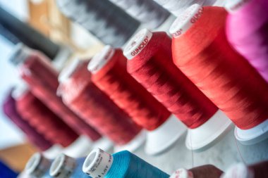 08.07.2018 - Koblenz Almanya - Renkli İplik Dikiş İpliği Örgü, Kumaş ve Tekstil Endüstrisinin Kapanışı