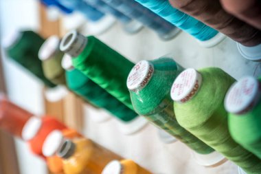 08.07.2018 - Koblenz Almanya - Renkli İplik Dikiş İpliği Örgü, Kumaş ve Tekstil Endüstrisinin Kapanışı