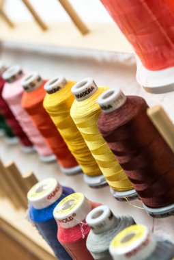 08.07.2018 - Koblenz Almanya - Renkli İplik Dikiş İpliği Örgü, Kumaş ve Tekstil Endüstrisinin Kapanışı