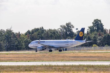 FRANKFURT, GERMANY 11.08.2019 Lufthansa Airbus A320-214 Frankfurt merkezli Fraport havaalanına iniyor.