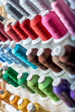 08.07.2018 - Koblenz Almanya - Renkli İplik Dikiş İpliği Örgü, Kumaş ve Tekstil Endüstrisinin Kapanışı