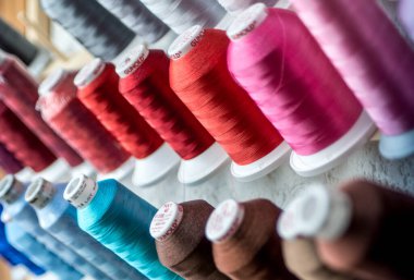 08.07.2018 - Koblenz Almanya - Renkli İplik Dikiş İpliği Örgü, Kumaş ve Tekstil Endüstrisinin Kapanışı