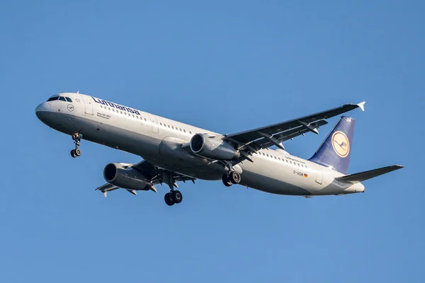 FRANKFURT, ALEMANHA 11.08.2019 Lufthansa AIRLINES D-AIDM Airbus A321-231 partida no aeroporto de Fraport — Fotografia de Stock