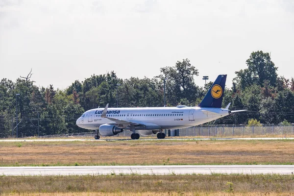 FRANKFURT, GERMANY 11.08.2019 Lufthansa AIRLINES Airbus A320-214 landing at the fraport airport based in Frankfurt — стоковое фото