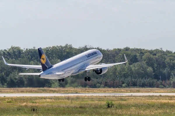 FRANCESCO GERMANIA 11.08.2019 Lufthansa AIRLINES D-AINE Airbus A320-271 decolla all'aeroporto di fraport — Foto Stock