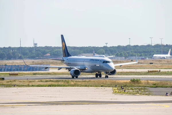 FRANKFURT DEUTSCHLAND 11.08.2019 Lufthansa Regionalflugzeuge D-AECB Embraer E190LR starten am Flughafen Fraport — Stockfoto