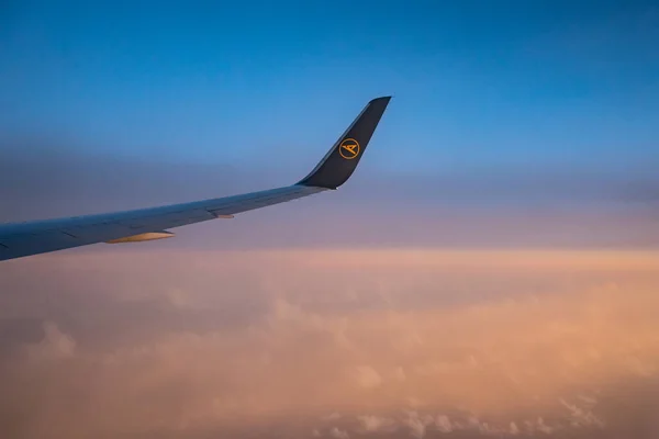 Frankfurt Tyskland 18.11.19 Condor Flygplan på himlen winglet framför solnedgången eller soluppgången färgglada himmel moln — Stockfoto