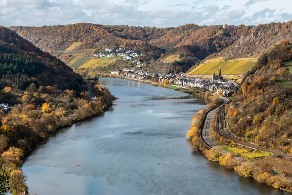 Mosele river wineyard germany rhineland palantino Prachtige oranje en rode herfst bos en wijnplanten — Stockfoto