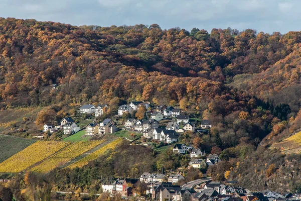 Vesnice mezi krásným oranžovým a červeným podzimním lesem, mnoho stromů na oranžových kopcích německá rhineland palantino — Stock fotografie