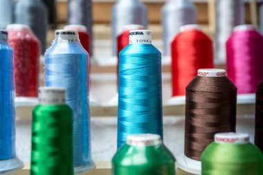 08.07.2018 - Koblenz Almanya - Renkli İplik Dikiş İpliği Örgü, Kumaş ve Tekstil Endüstrisinin Kapanışı