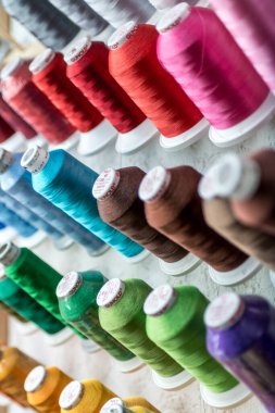 08.07.2018 - Koblenz Almanya - Renkli İplik Dikiş İpliği Örgü, Kumaş ve Tekstil Endüstrisinin Kapanışı