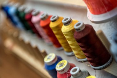 08.07.2018 - Koblenz Almanya - Renkli İplik Dikiş İpliği Örgü, Kumaş ve Tekstil Endüstrisinin Kapanışı