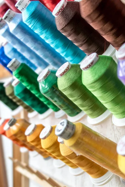 08.07.2018 - Koblenz Almanya - Renkli İplik Dikiş İpliği Örgü, Kumaş ve Tekstil Endüstrisinin Kapanışı