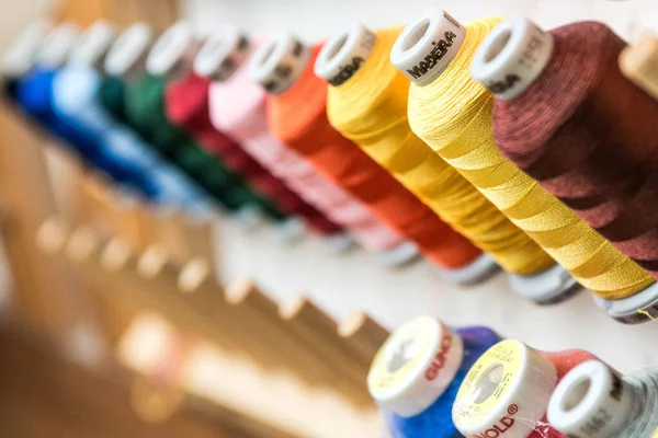 08.07.2018 - Koblenz Almanya - Renkli İplik Dikiş İpliği Örgü, Kumaş ve Tekstil Endüstrisinin Kapanışı