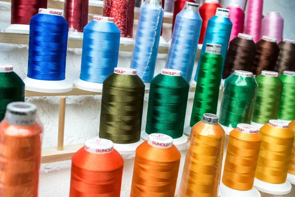 08.07.2018 - Koblenz Almanya - Renkli İplik Dikiş İpliği Örgü, Kumaş ve Tekstil Endüstrisinin Kapanışı