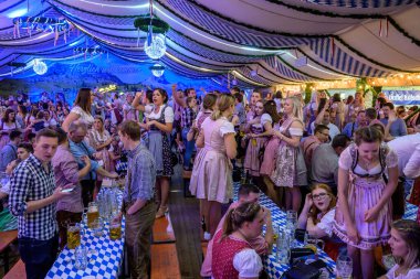 Koblenz Almanya 27.09.2019 kişi Avrupa 'daki Ekim Festivali' nde tipik bir bira çadırı sahnesi sırasında parti veriyor