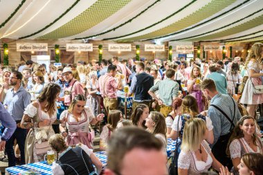 Koblenz Almanya 27.09.2019 kişi Avrupa 'daki Ekim Festivali' nde tipik bir bira çadırı sahnesi sırasında parti veriyor