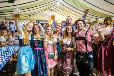 Koblenz Almanya 27.09.2019 kişi Avrupa 'daki Ekim Festivali' nde tipik bir bira çadırı sahnesi sırasında parti veriyor