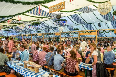Koblenz Almanya 27.09.2019 kişi Avrupa 'daki Ekim Festivali' nde tipik bir bira çadırı sahnesi sırasında parti veriyor