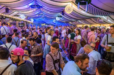 Koblenz Almanya 27.09.2019 kişi Avrupa 'daki Ekim Festivali' nde tipik bir bira çadırı sahnesi sırasında parti veriyor