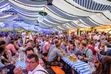 Koblenz Almanya 27.09.2019 kişi Avrupa 'daki Ekim Festivali' nde tipik bir bira çadırı sahnesi sırasında parti veriyor