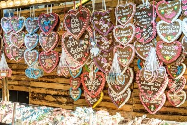 Koblenz Almanya 27.09.2019 Avrupa 'daki Ekim Festivali' nde farklı aşk metinleriyle geleneksel tatlı ve zencefilli ekmek satıyor