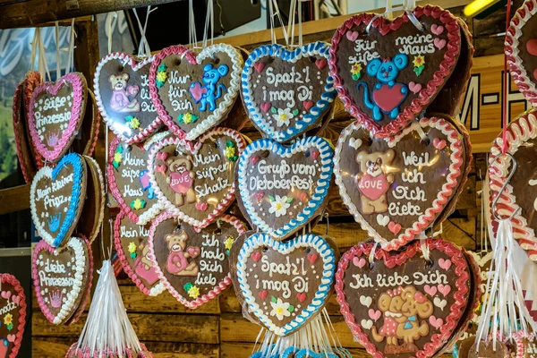 Koblenz Alemanha 27.09.2019 no Oktoberfest na Europa Vendendo doces tradicionais e pão de gengibre com texto de amor diferente — Fotografia de Stock