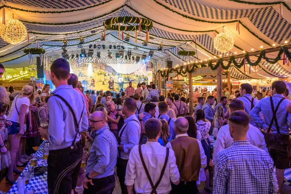 Koblenz Germania 27.09.2019 la gente festeggia all'Oktoberfest in Europa durante un concerto Scena tipica della tenda da birra — Foto Stock