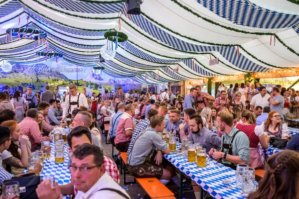 Koblenz Alemanha 27.09.2019 festa de pessoas no Oktoberfest na Europa durante um concerto Cena típica de tenda de cerveja — Fotografia de Stock