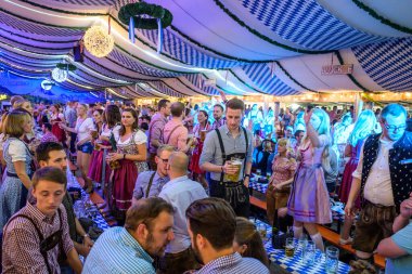 Koblenz Almanya 27.09.2019 kişi Avrupa 'daki Ekim Festivali' nde tipik bir bira çadırı sahnesi sırasında parti veriyor