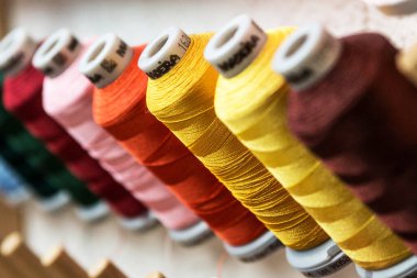 08.07.2018 - Koblenz Almanya - Renkli İplik Dikiş İpliği Örgü, Kumaş ve Tekstil Endüstrisinin Kapanışı