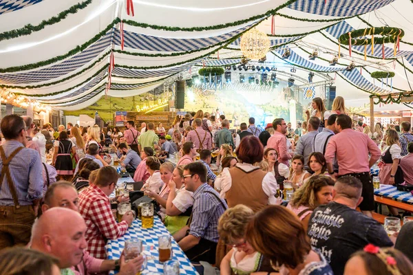 Koblenz Alemania 27.09.2019 fiesta de personas en Oktoberfest en Europa durante un concierto Escena típica de tienda de cerveza — Foto de Stock